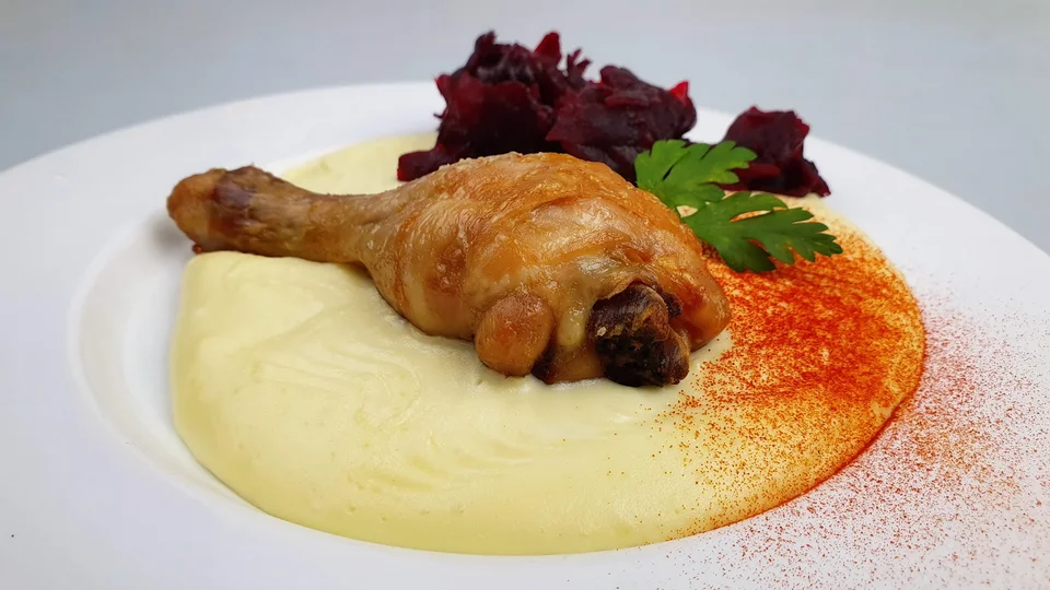 Copane de pui rumenite la cuptor cu puree Robuchon și salată din sfeclă roșie
