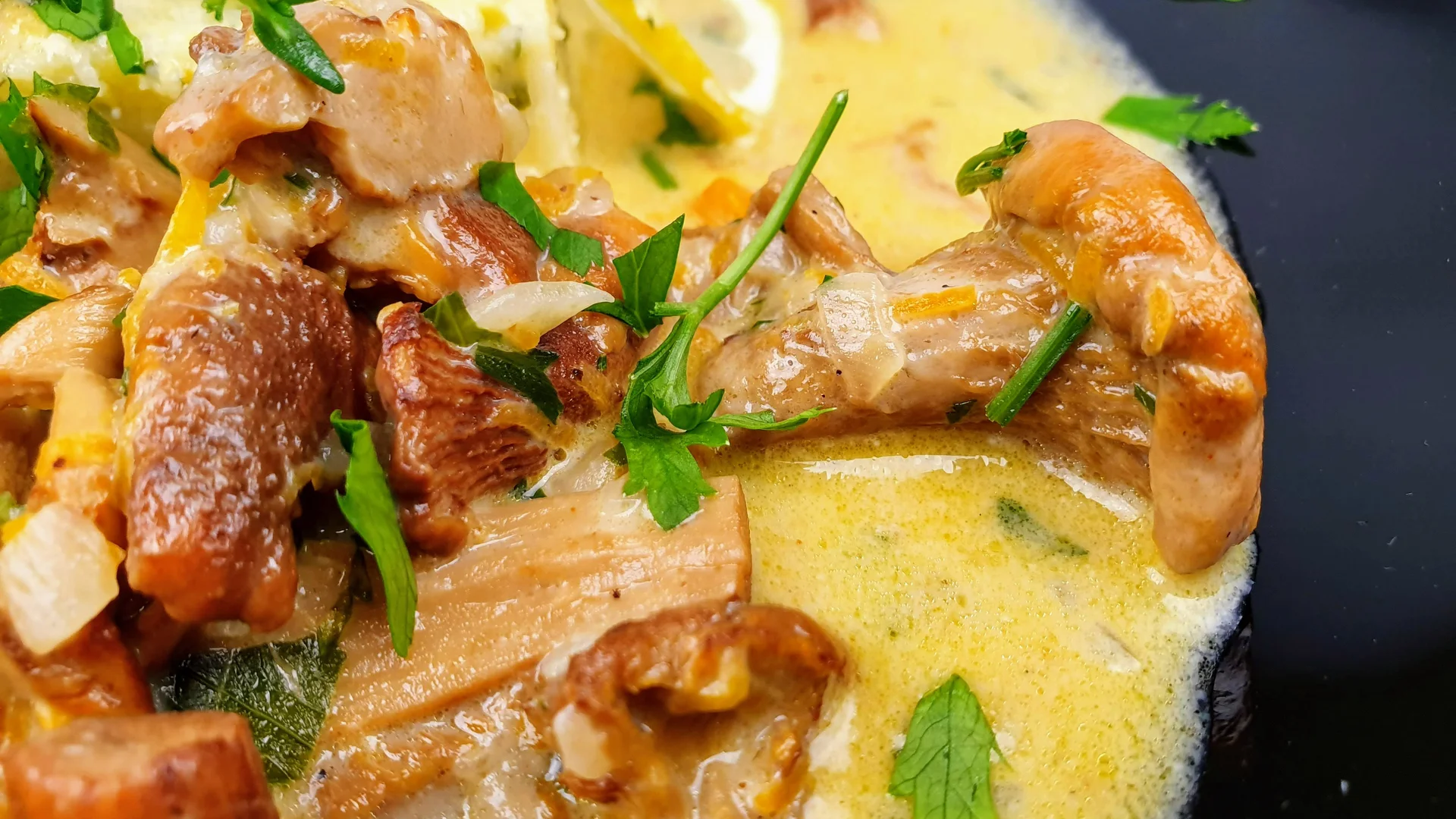 Ciulama din gălbiori, mușchiuleț de porc și mămăliguță cu pătrunjel, unt și parmezan