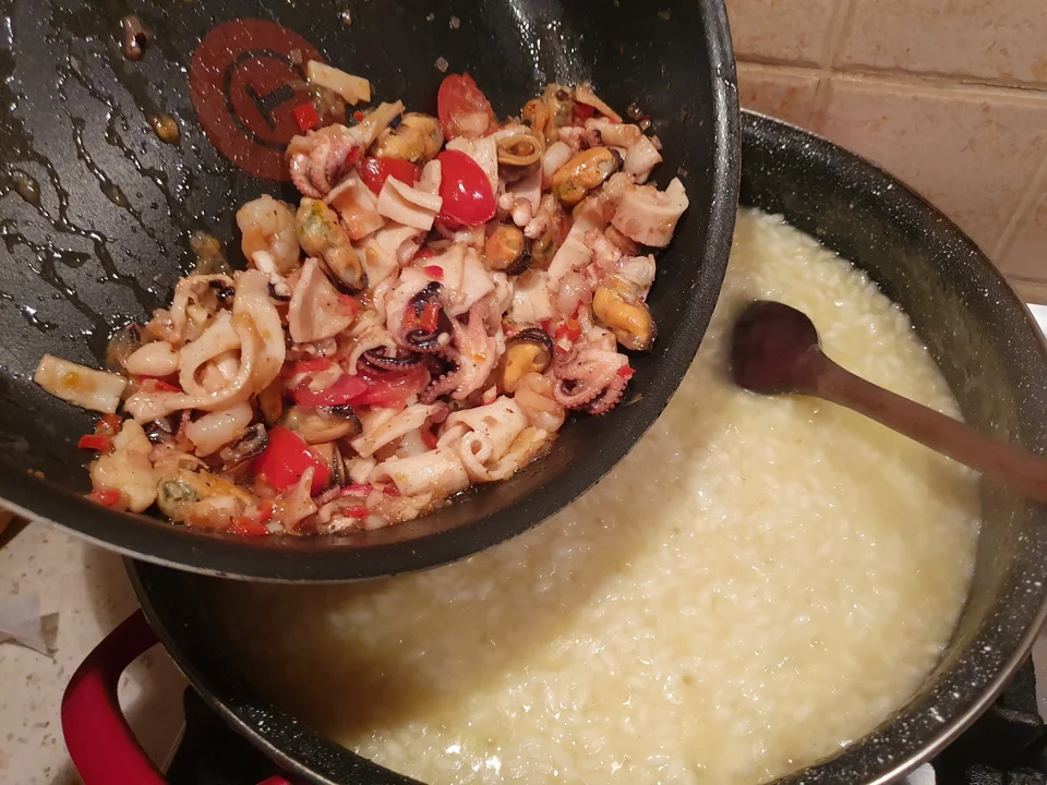 Fructele de mare și sosul lor sunt adăugate peste orez