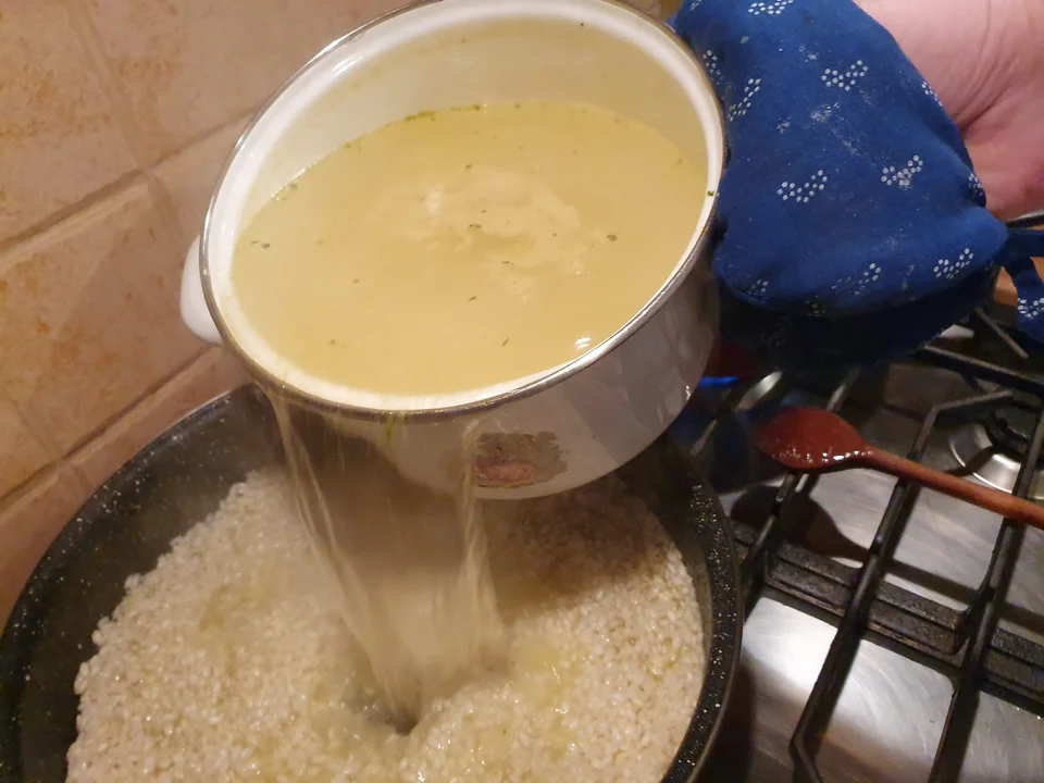 Supă fierbinte adăugată treptat peste orez